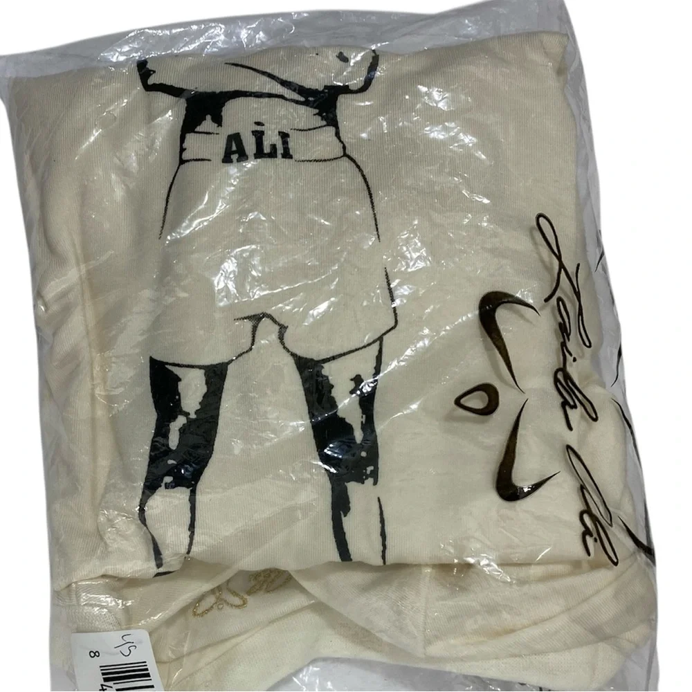 Laila Ali Women’s M Cream Graphic Tee Empowerment Boxer Power Stance - Picture 5 of 6